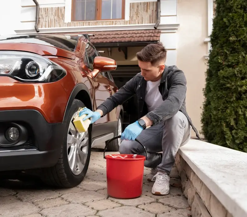 Lavage auto à domicile Régnié-Durette : professionnel intervenant sur un véhicule
